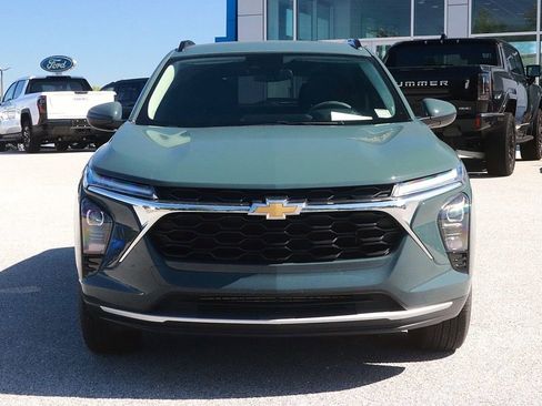 Used 2025 Chevrolet Trax LT FWD image 2