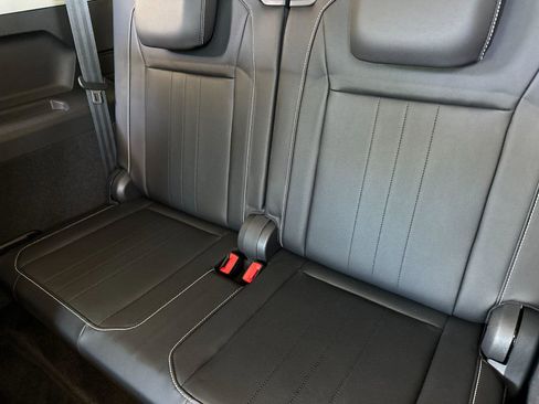 Used 2023 Volkswagen Tiguan SE w/ Panoramic Sunroof Package FWD image 14