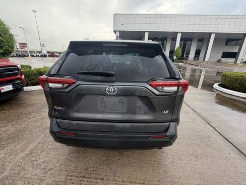 Used 2021 Toyota RAV4 LE FWD image 6