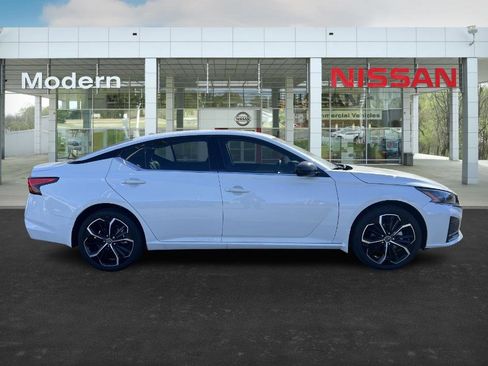 New 2025 Nissan Altima 2.5 SR image 4