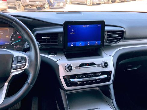 Used 2022 Ford Explorer XLT image 6