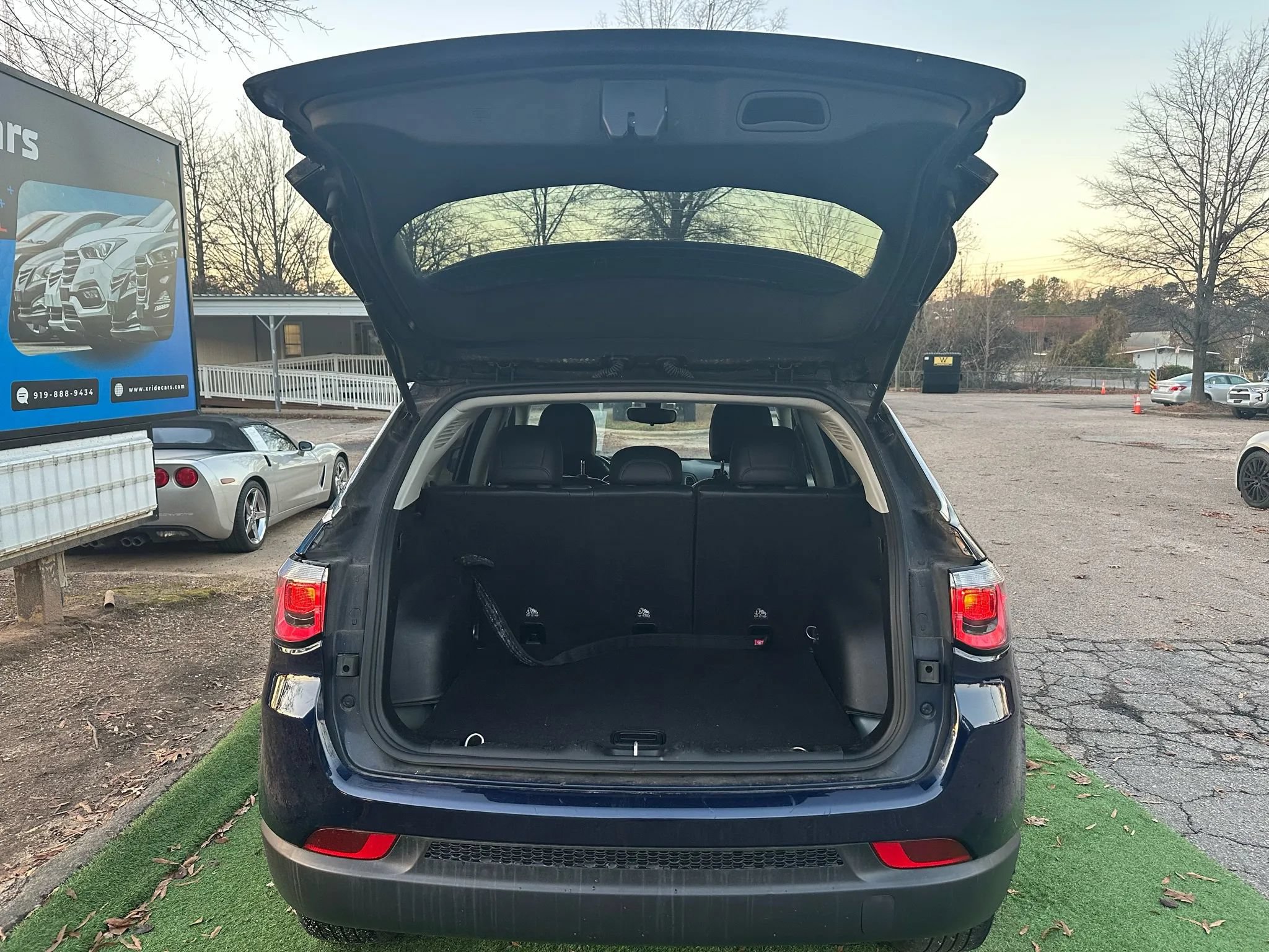 Used 2018 Jeep Compass Latitude w/ Cold Weather Group AWD/4WD image 10