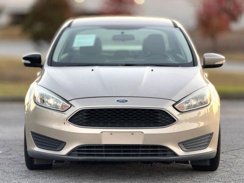 Used 2017 Ford Focus SE w/ Cold Weather Package FWD image 5