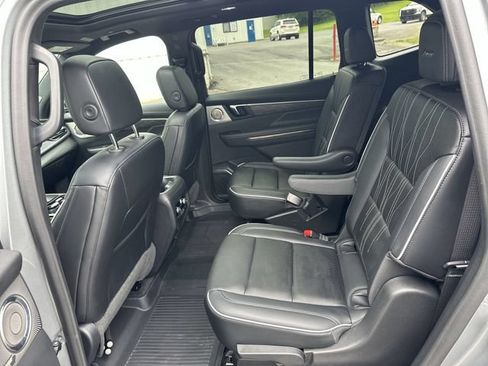 Used 2025 Buick Enclave Avenir AWD/4WD image 26