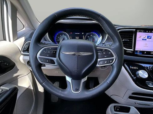 Certified 2023 Chrysler Pacifica Touring-L FWD image 11