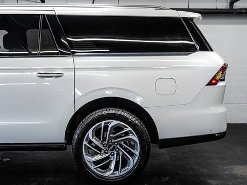 Used 2025 Lincoln Navigator Reserve AWD/4WD image 13