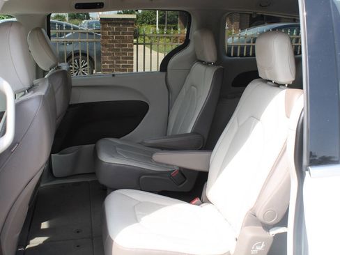 Used 2017 Chrysler Pacifica Touring-L FWD image 8