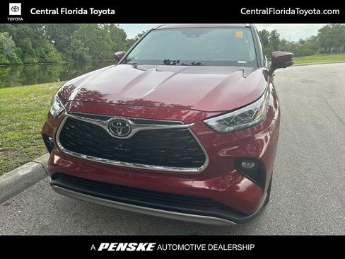 Used 2024 Toyota Highlander Platinum FWD image 1