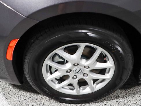 Used 2023 Chrysler Pacifica Touring-L image 11