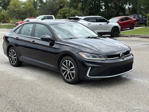 Used 2025 Volkswagen Jetta SE FWD image 21