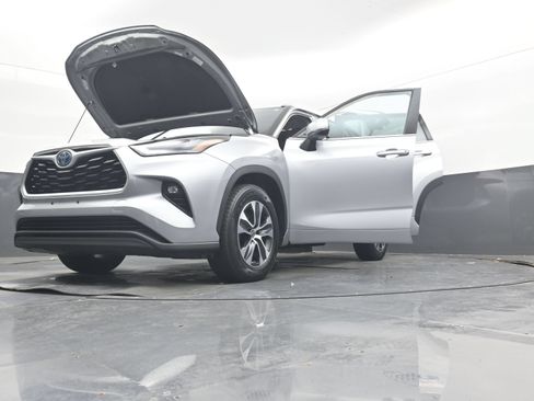 Used 2022 Toyota Highlander XLE FWD image 38
