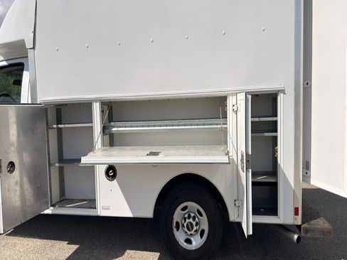 Used 2017 GMC Savana 3500 RWD image 8
