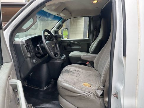 Used 2017 Chevrolet Express 3500 RWD image 15