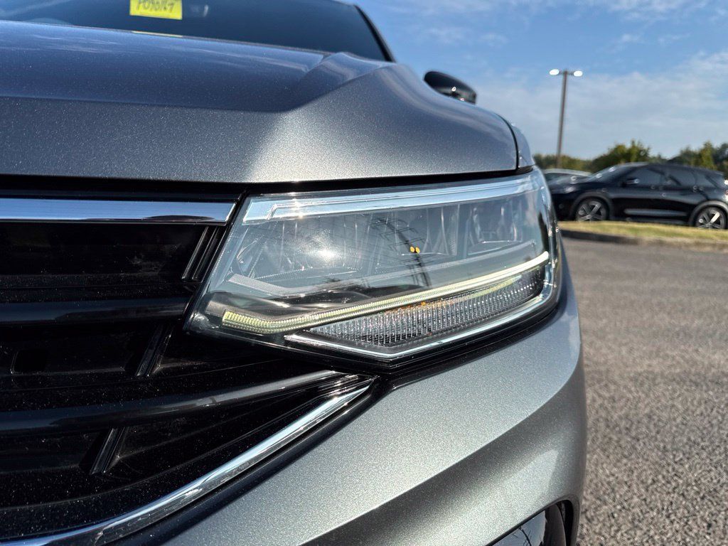 Certified 2023 Volkswagen Tiguan SE R-Line FWD image 10