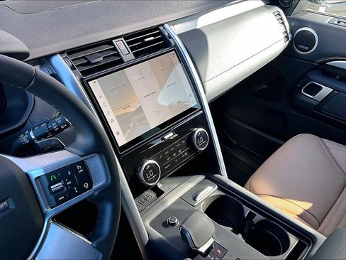 Used 2025 Land Rover Discovery Dynamic SE image 32