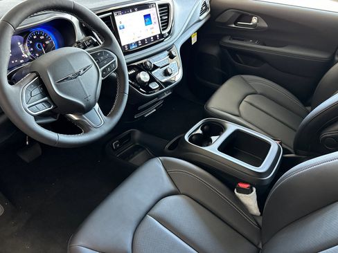 New 2026 Chrysler Pacifica Select image 10