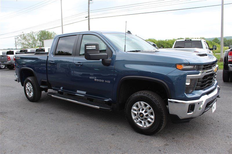 Used 2025 Chevrolet Silverado 2500 LT w/ Convenience Package AWD/4WD image 7