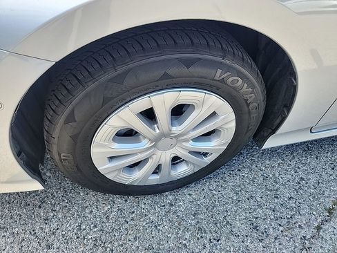 Used 2021 Toyota Prius LE image 9