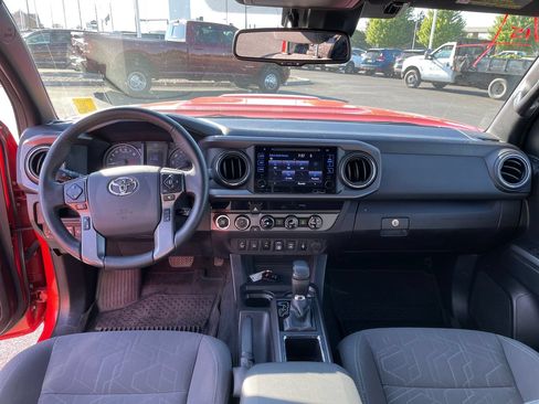 Used 2018 Toyota Tacoma TRD Sport w/ Technology Package AWD/4WD image 19