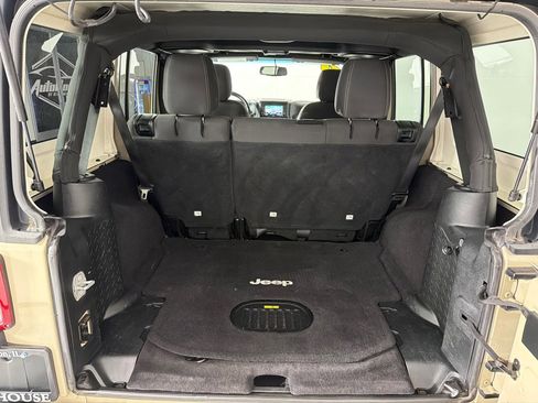 Used 2017 Jeep Wrangler Unlimited Sahara w/ Connectivity Group AWD/4WD image 17