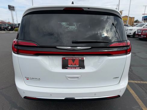 Used 2023 Chrysler Pacifica Touring-L AWD/4WD image 3
