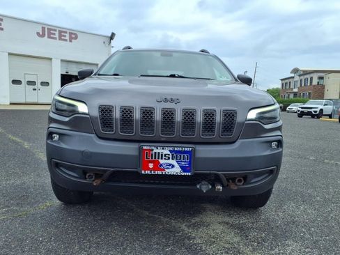 Used 2019 Jeep Cherokee Trailhawk image 2