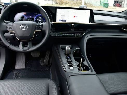 Used 2023 Toyota Crown Limited image 18