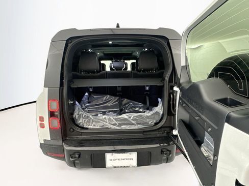 New 2026 Land Rover Defender 130 X-Dynamic SE image 25