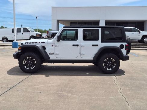 Used 2025 Jeep Wrangler Unlimited Rubicon AWD/4WD image 17