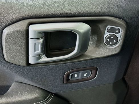 Used 2018 Jeep Wrangler Unlimited Sahara image 24