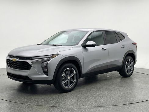 Used 2025 Chevrolet Blazer LT FWD image 3