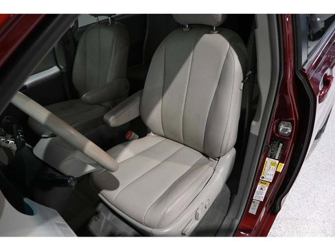 Used 2014 Toyota Sienna LE image 14