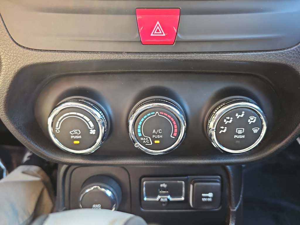 Used 2016 Jeep Renegade Latitude AWD/4WD image 24