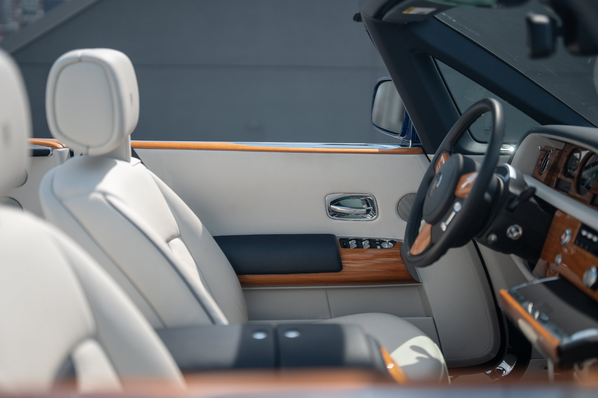 Used 2011 Rolls-Royce Phantom Drophead Coupe RWD image 24