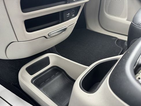 Used 2022 Chrysler Pacifica Touring-L image 24