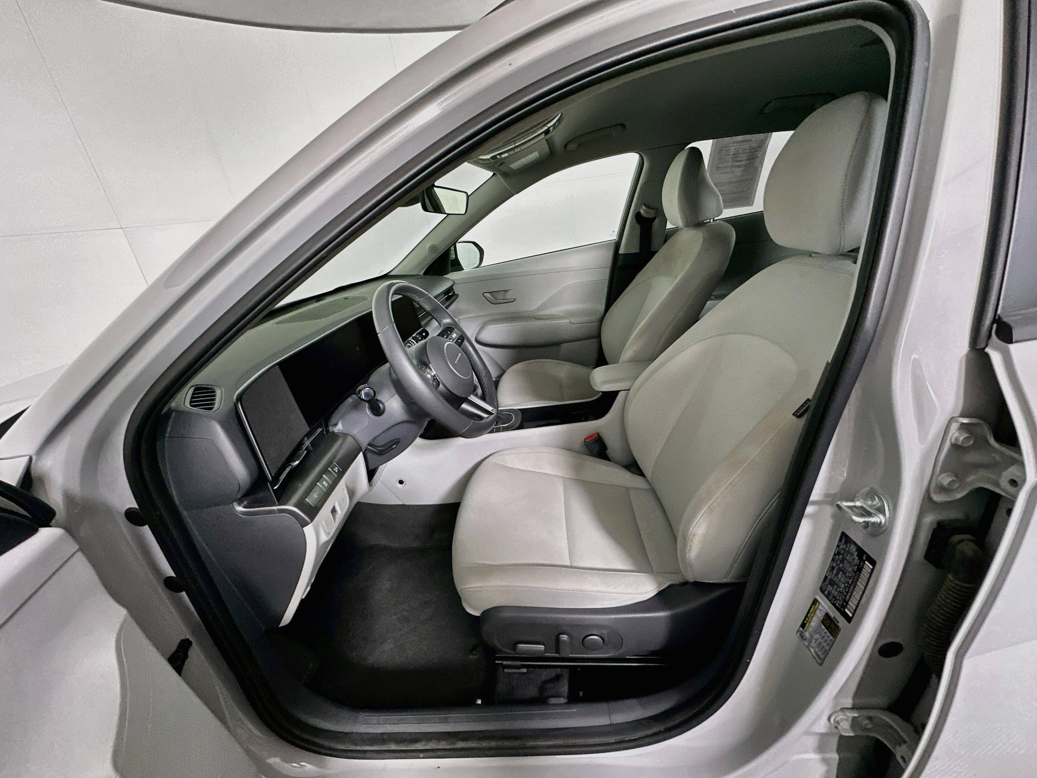 Used 2025 Hyundai Kona SEL FWD image 13