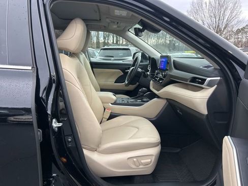 Used 2024 Toyota Highlander XLE image 15
