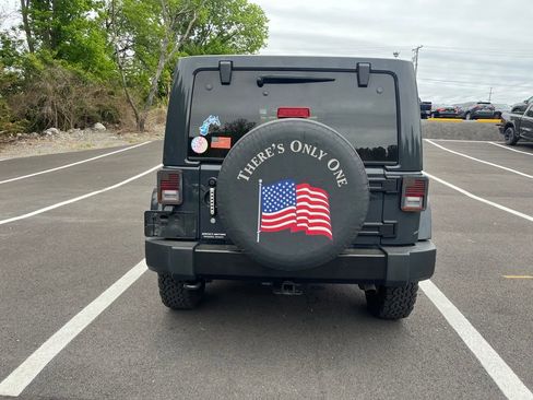 Used 2017 Jeep Wrangler Unlimited Sahara AWD/4WD image 4