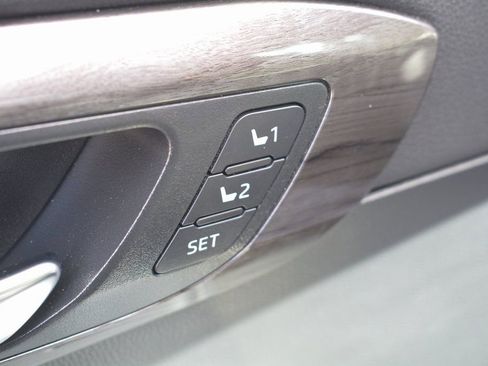 Used 2023 Toyota Highlander Limited image 8