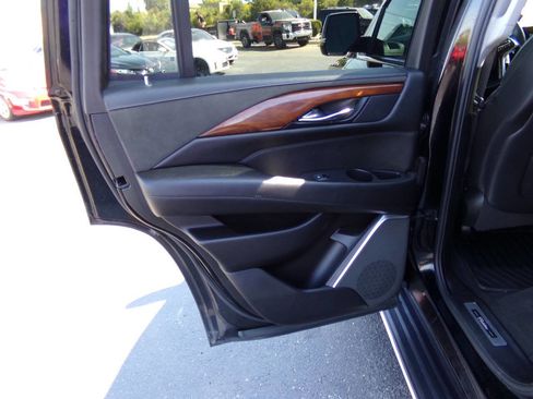 Used 2019 Cadillac Escalade Luxury AWD/4WD image 22