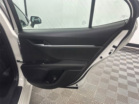 Used 2018 Toyota Camry XLE image 17