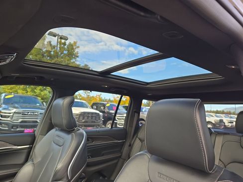 Certified 2022 Jeep Grand Cherokee Overland w/ Luxury Tech Group IV image 28