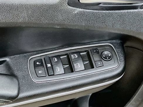 Used 2022 Chrysler 300 Touring w/ Sport Appearance Package RWD image 17
