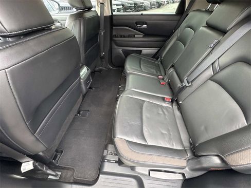 Used 2023 Nissan Pathfinder SL image 19