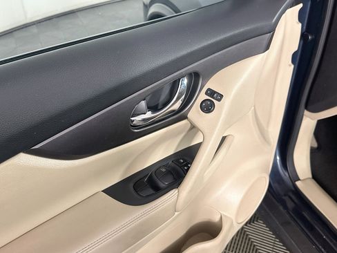 Used 2015 Nissan Rogue SV w/ SV Moonroof Package FWD image 15
