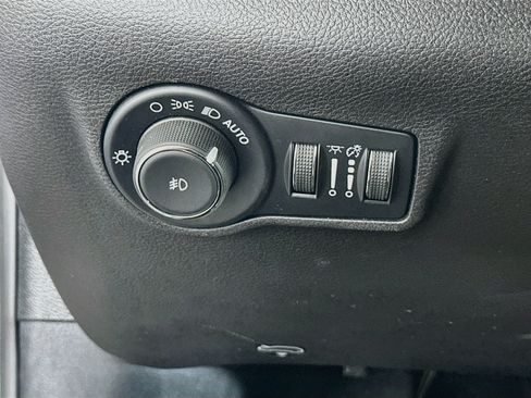 Used 2025 Jeep Compass Trailhawk AWD/4WD image 17