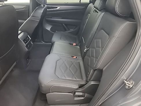 Used 2025 Volkswagen Atlas Cross Sport SE FWD image 19