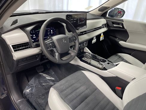 New 2025 Mitsubishi Outlander SE image 19