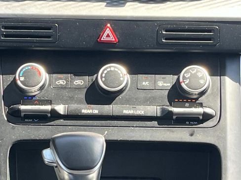 Used 2023 Kia Carnival LX FWD image 12