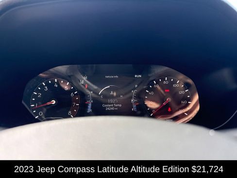 Used 2023 Jeep Compass Latitude w/ Convenience Group AWD/4WD image 16